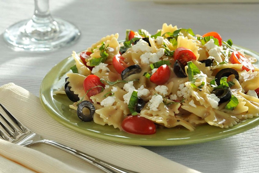 Салат из макарон с курицей