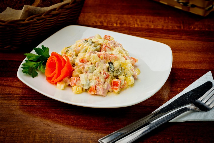 Салат с блинчиками и курицей копченой