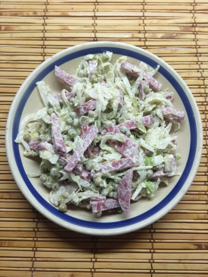 Салат с капустой и горошком