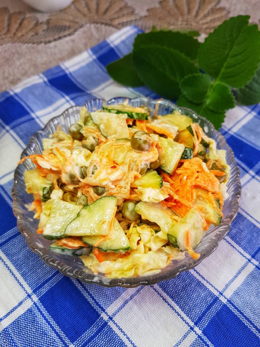 Салат с капустой и горошком