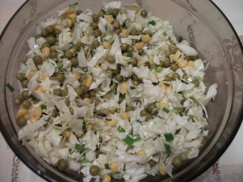 Салат с ветчиной сыром яблоками
