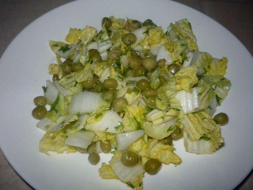 Салат из пекинской капусты с огурцом и кукурузой и колбасой копченой