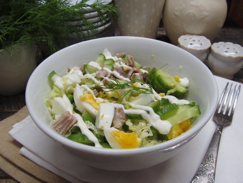 Салат из пекинской капусты с огурцом и яйцом и горошком