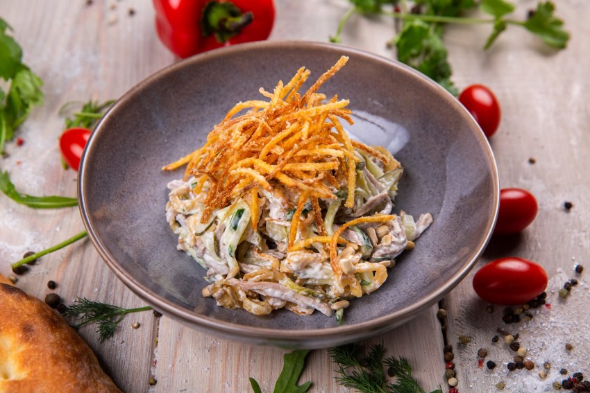Салат мясной с картофелем Пай