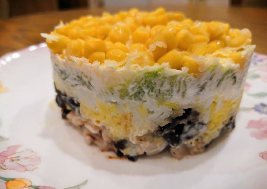 Салат "Венеция" с курицей, грибами и черносливом