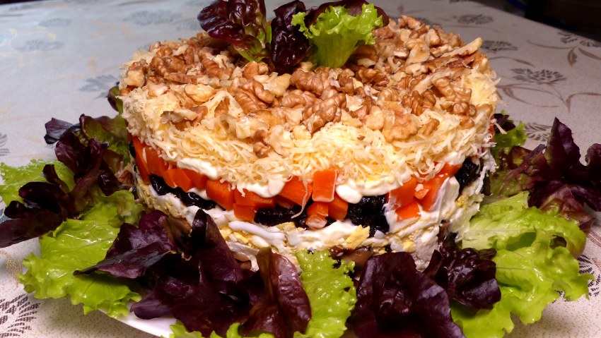 Салат с финиками и курицей и сыром