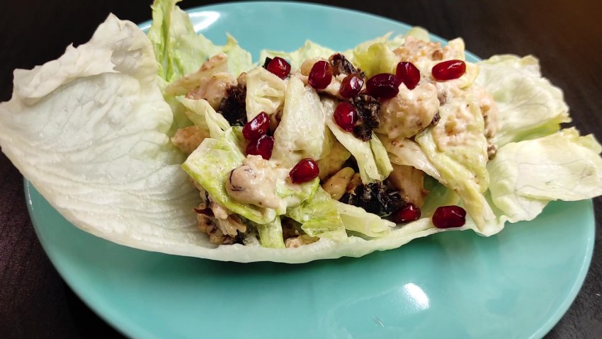 Салат с курицей шампиньонами черносливом