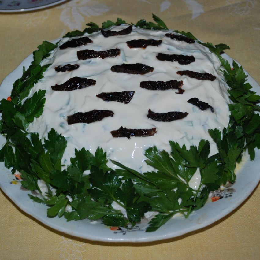 Салат с черносливом и курицей и грецкими орехами