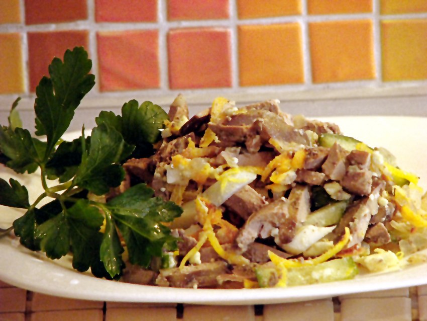 Салат с куриной печенкой и солеными огурцами