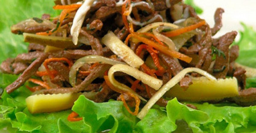 Салат с печенью говяжьей и солеными огурцами