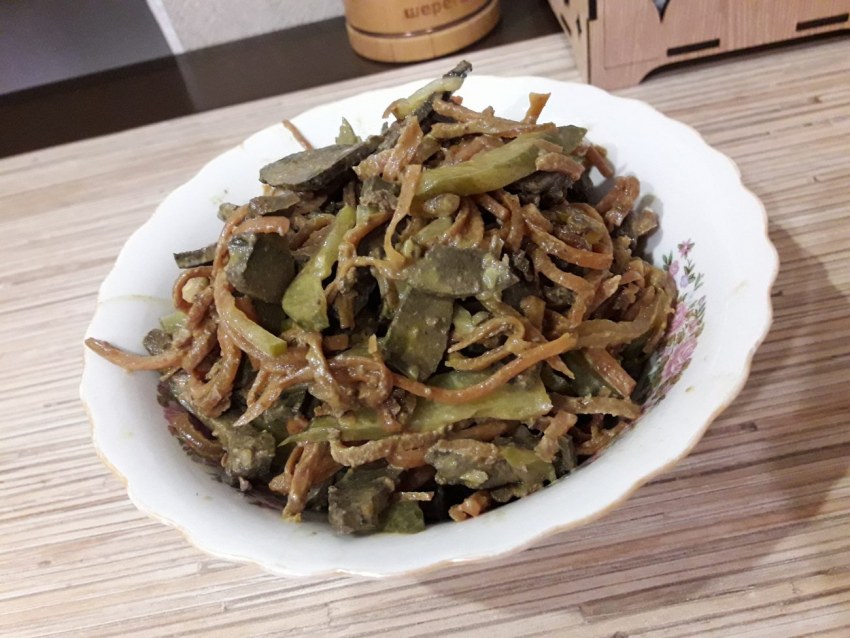 Салат с печенью и солеными огурцами