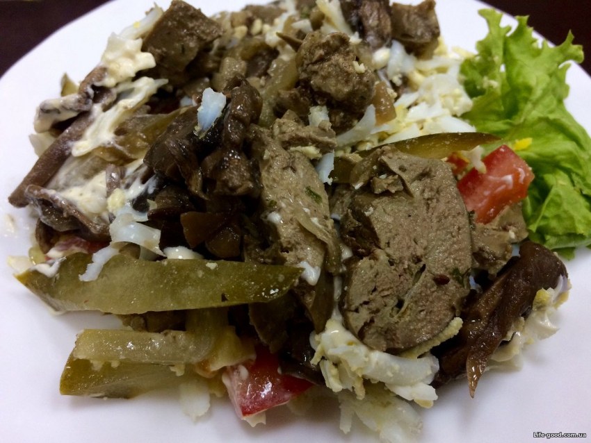 Салат с печенью и солеными огурцами