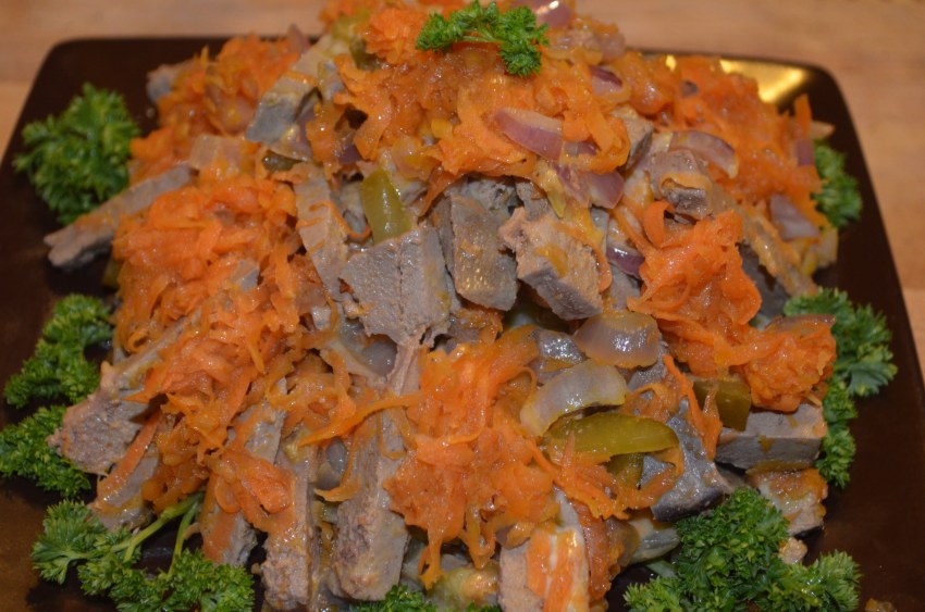 Салат с куриной печенью и красной фасолью