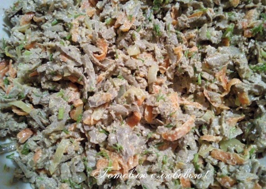 Теплый салат с куриной печенью и овощами