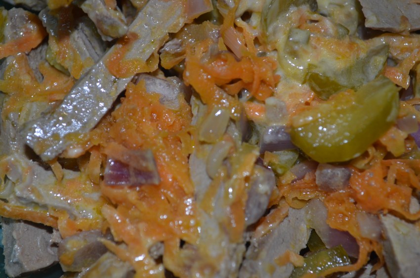 Салат из говяжьей печени с солеными огурцами