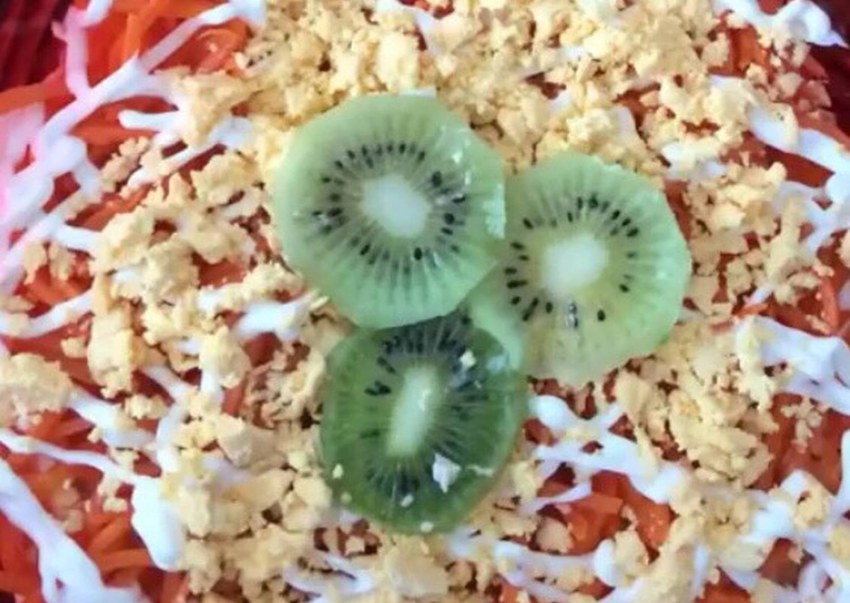 Слоеный праздничный салат с курицей, киви и корейской