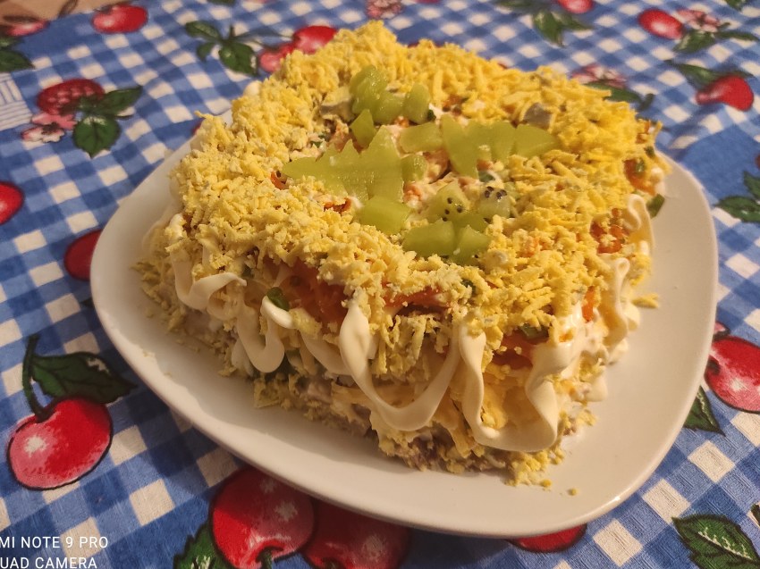 Салат с киви и корейской морковкой и курицей