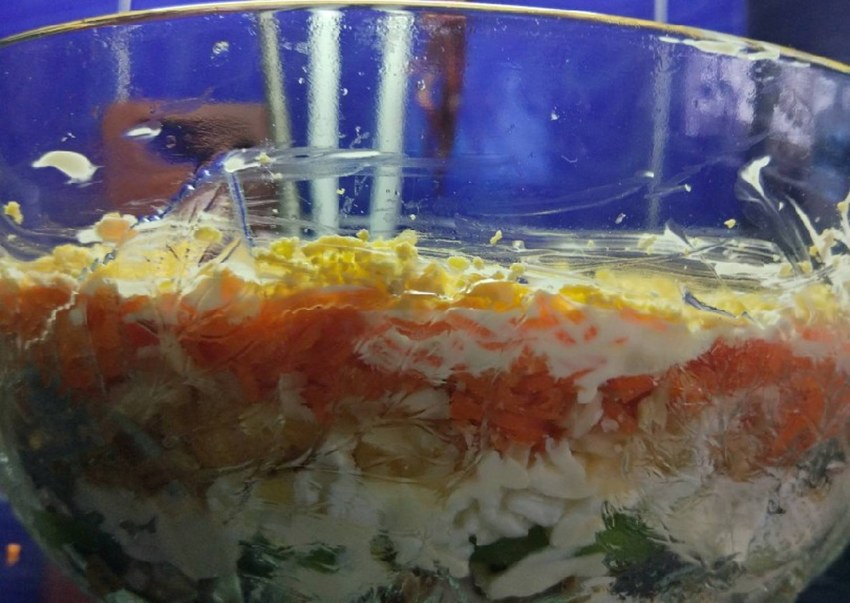 Салат с киви и корейской морковкой и курицей