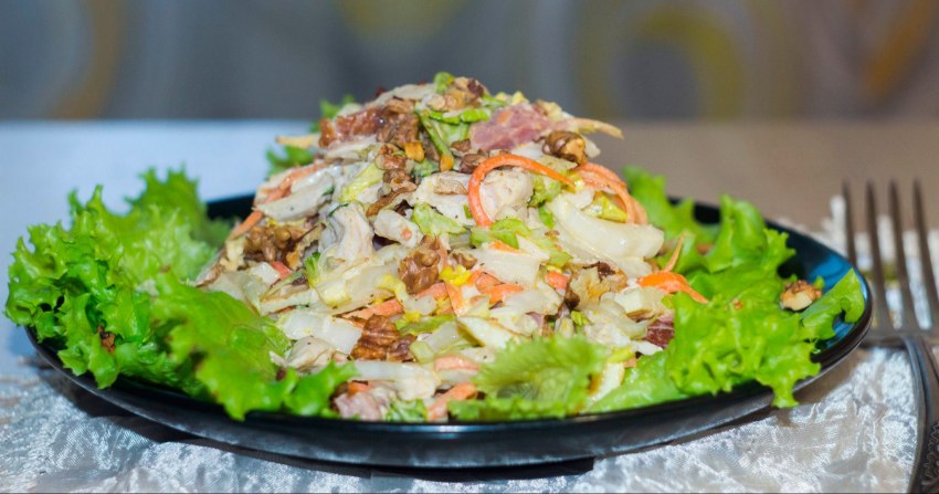 Салат пекинская капуста и вареная курица