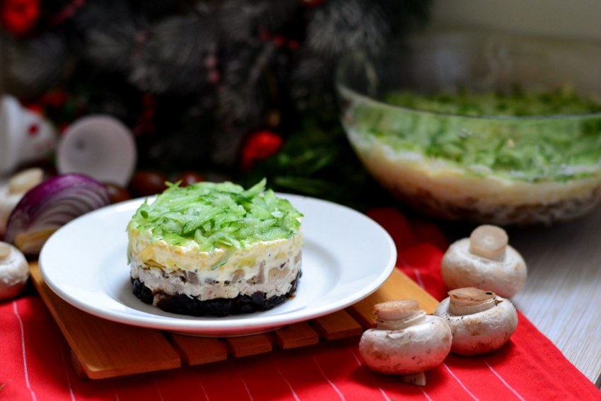 Салат курица огурцы горошек