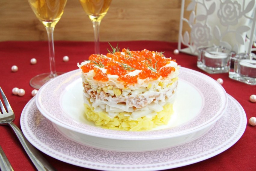 Салат Королевский с креветками и кальмарами и красной