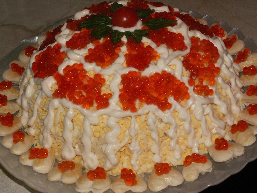 Салат с красной рыбой и икрой