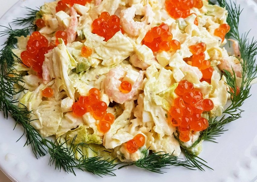 Украшение салата перепелиными яйцами и икрой