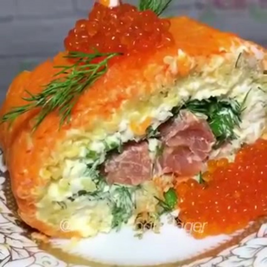 Салат с креветками семгой и красной икрой