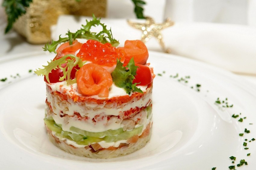 Салат по царски с семгой и креветками и икрой