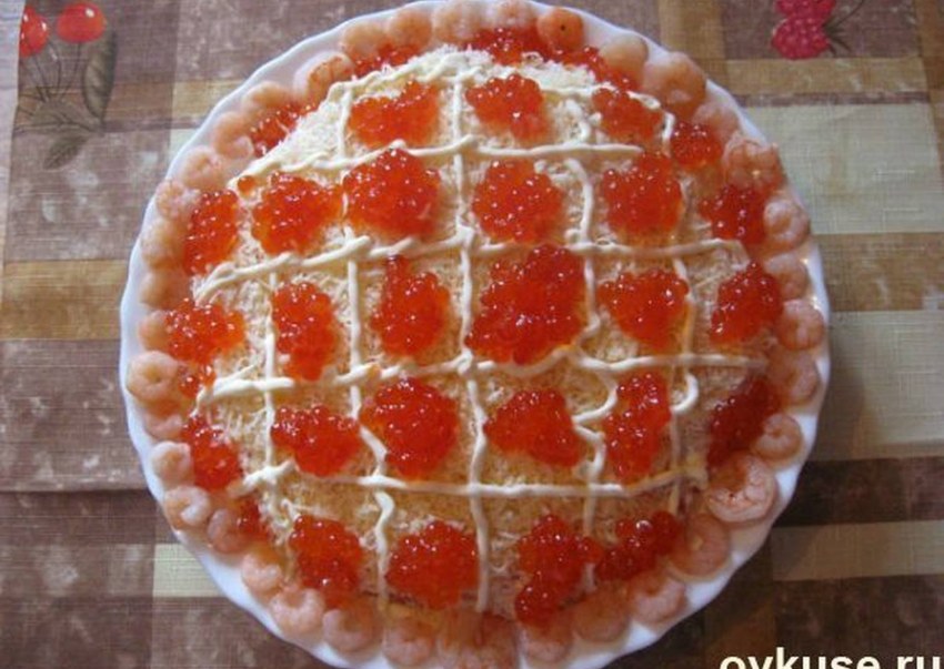 Украшение салатов икрой