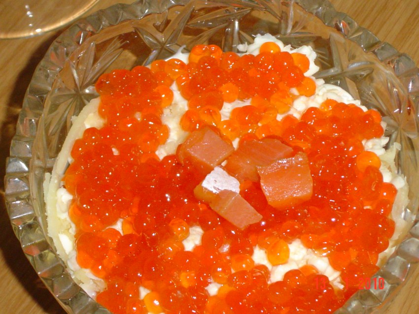 Салат с авокадо и красной икрой