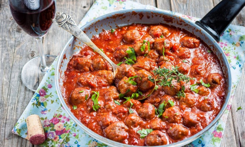 Рыба тушёная с овощами в томатном соусе