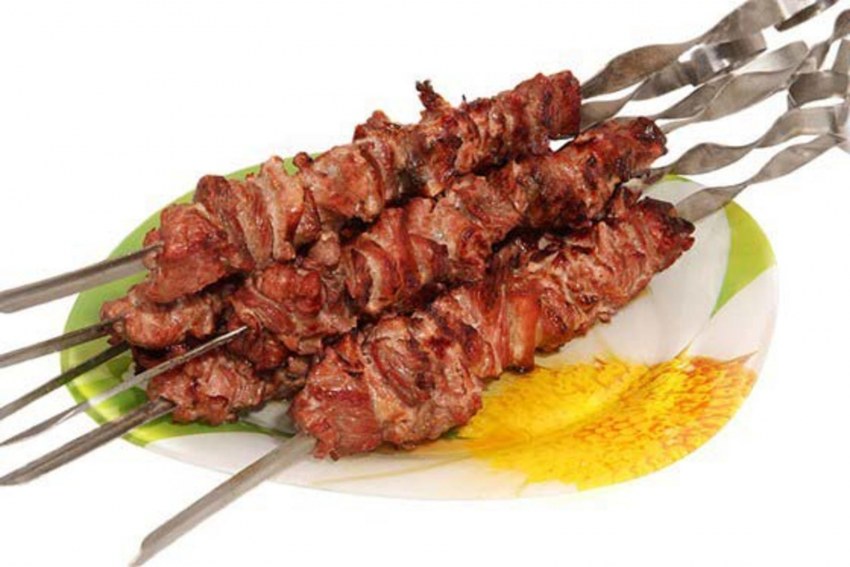 Мясо на шампурах на мангале