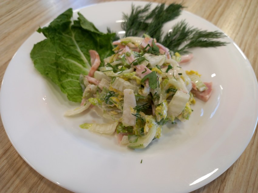 Салат с копчёной грудкой и пекинской капустой