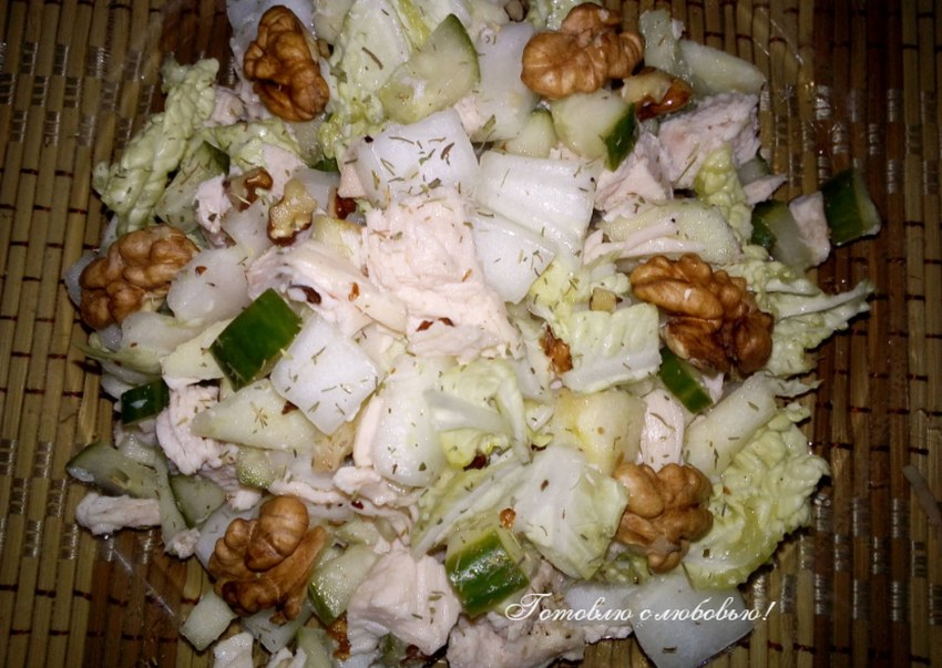Салат с пекинской капустой и рыбой