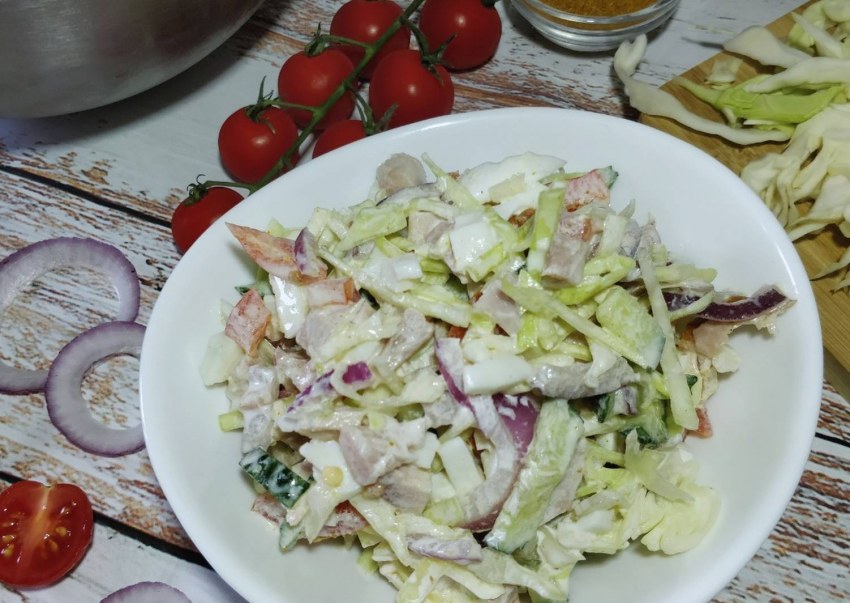 Салат с кальмарами и пекинской капустой