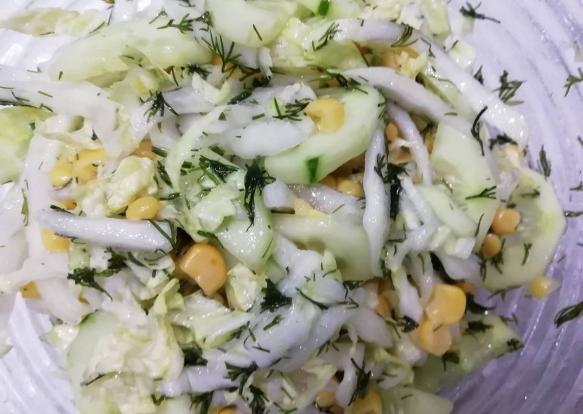 Салат с тунцом и зеленым горошком и пекинской капустой
