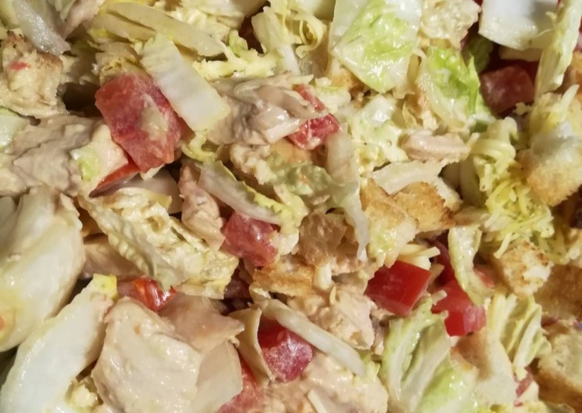 Салат с курицей ананасом пекинской капустой и сыром