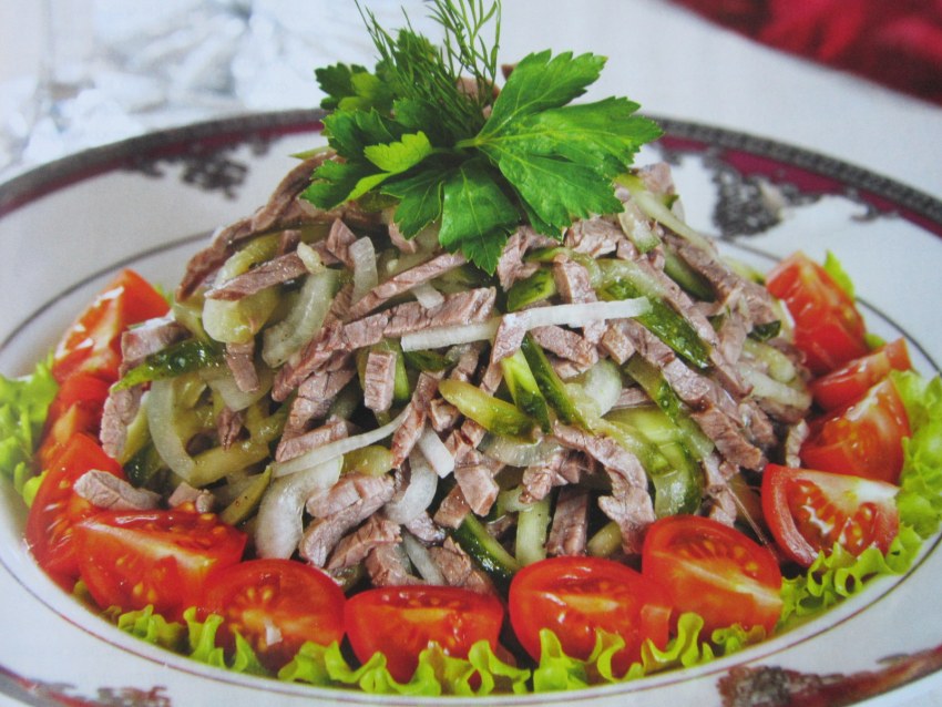 Салат с мясом говядины и соленым огурцом