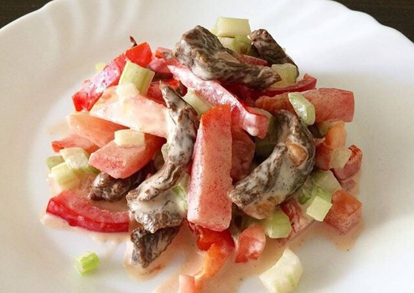 Салат с говядиной и помидорами