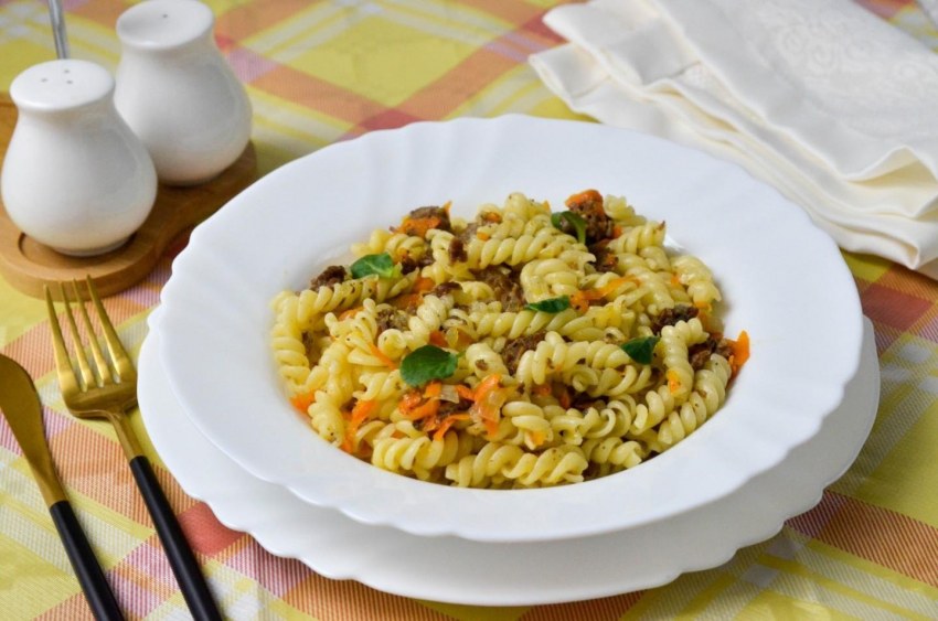 Макароны по-флотски с тушенкой