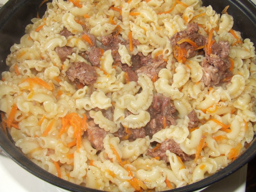 Макароны с фаршем на сковороде