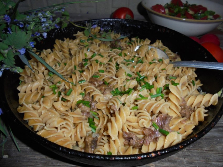Рожки с тушенкой