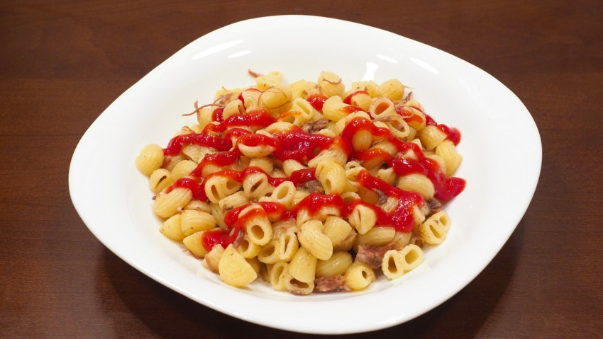 Макароны с тушенкой на сковороде вкусный рецепт без варки