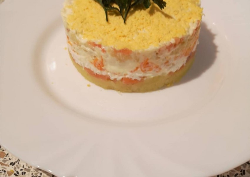 Салат Мимоза с копченым лососе и сливочным маслом