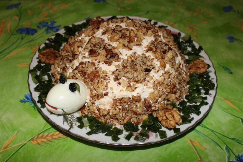 Салат черепашка с курицей и грецкими орехами