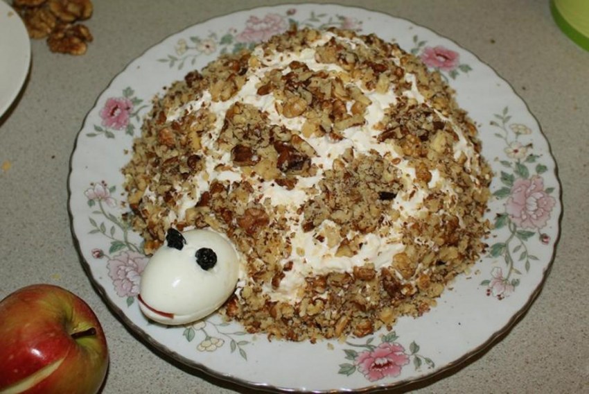 Салат черепаха с курицей с грецкими орехами