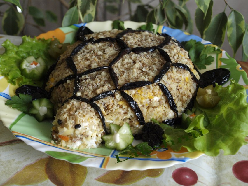 Салат черепаха с курицей с грецкими орехами и яблоками