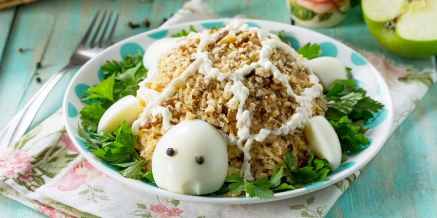 Салат черепашка с курицей и грецкими орехами и черносливом