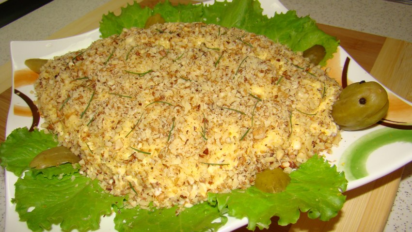 Салат черепашка с курицей и грецкими орехами и изюмом